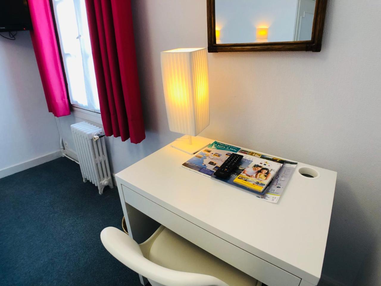 Cit'Hotel Le Volney Saumur Bagian luar foto